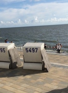 Strandkörbe am Büsumer Strand - Nordseestrand mit moderner Befestigung und Außengastronomie.