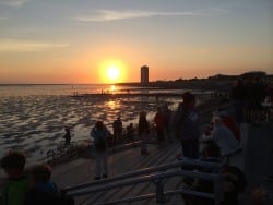 Sonnenuntergang in Büsum - am Büsumer Hauptstrand mit Blick auf das Hochhaus am westlichsten Punkt von Büsum.