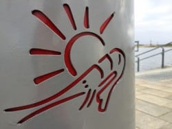 Das neue Büsum Logo findet sich im ganzen Ort wieder. Egal ob Mülleimer, oder Wegweiser.