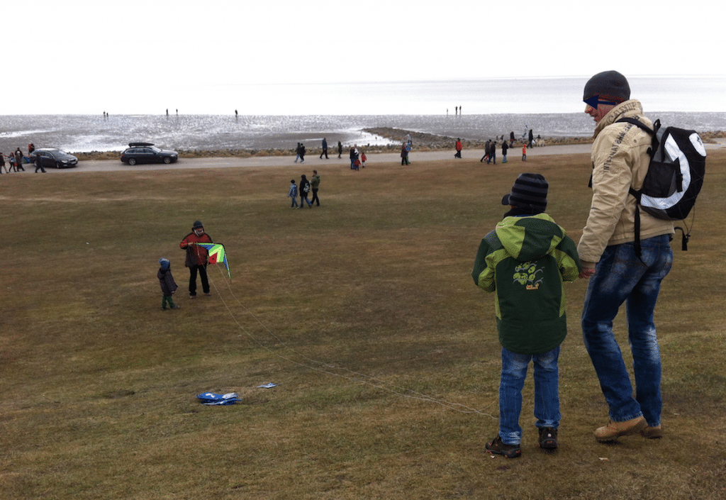 Drachensteigen lassen am Deich. Gerade für Kinder ein toller Ferienspaß in Büsum. 