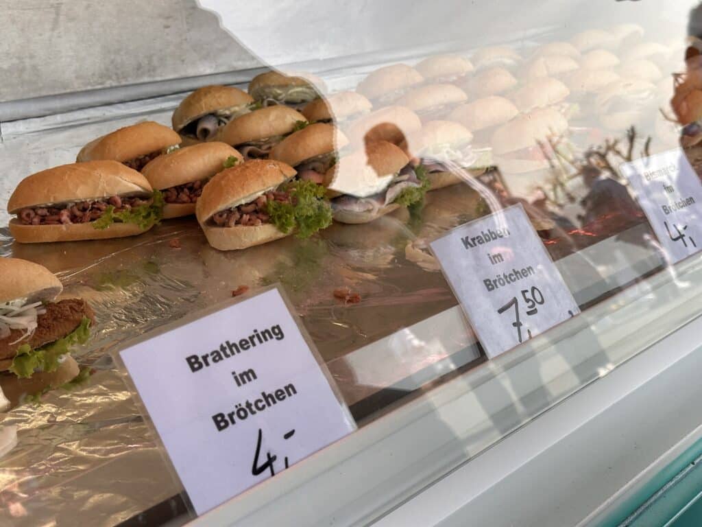 Fischbrötchen gehen an der Nordsee immer: Was kosten Fischbrötchen 2023 am Büsumer Hafen? Foto: ARKM.media